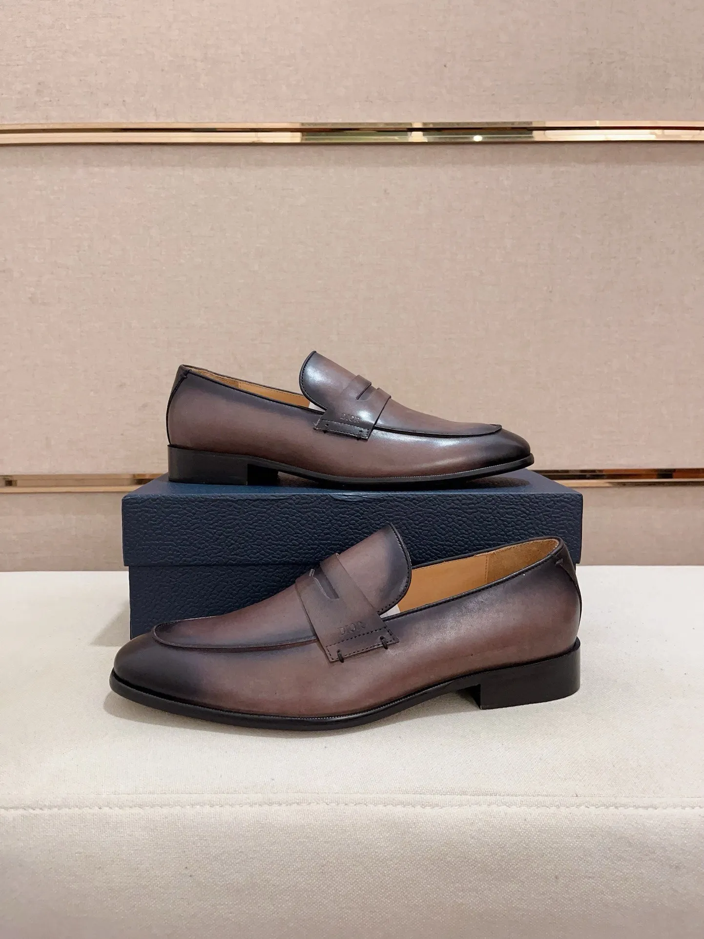Men's shoes 💰: 540💰 High-end version of Dior Dior's new series. Famous actors and Internet celebrities wear super popular designs. The sculptures of French artist Niki de Saint Phalle are designed as rings. Material: Fabric: Imported original material. Foot: cowhide. Outsole: Rubber outsole. Men's shoe size: 38~44. Can be customized to size 45.